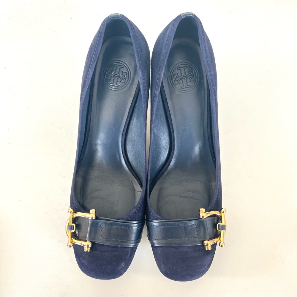 TORY BURCH Noel Navy Blue Suede Gold Horse Bit Vntg Closed Toe Heel Pump Sz 8 M - Picture 3 of 11